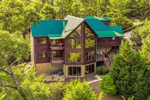 Exterior - GrandBluffLodge: MtnViews, Theater, Games, HotTub, Wifi, FirePit, Yard, Resort Pool (Sevierville)