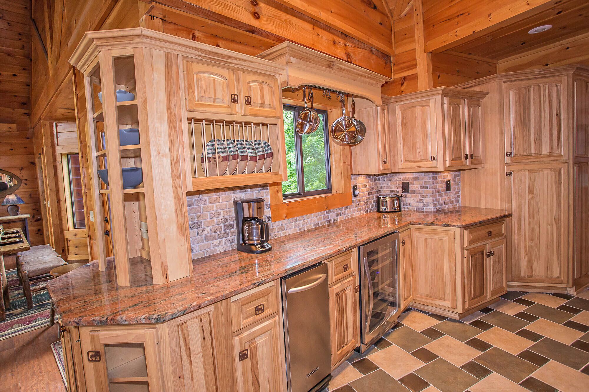 Grand Bluff Lodge: Superior Luxury in the Smokies! This cabin has it all, PLUS Resort Swimming Pool.