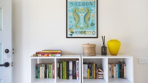 Ein Bücherregal mit Büchern und einem gerahmten Poster an der Wand.