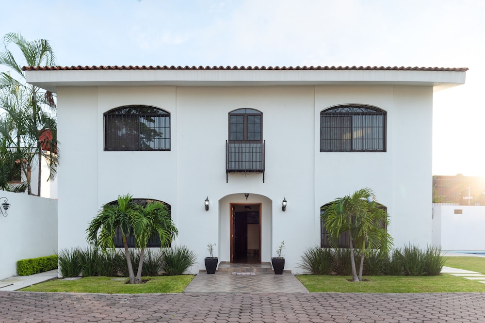 Large house in gated community walking distance to downtown.