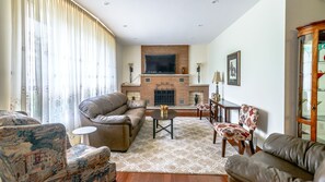 Smart TV, DVD player, video library, offices - **Fallsview Escape** - Walk To The Falls!  (Niagara Falls)