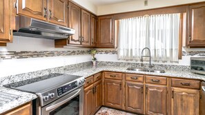 Kylskåp, mikrovågsugn, ugn och spishäll