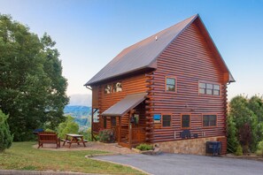 Exterior - Majestic Mountain Escape: Panoramic Views! Resort Pool, Luxury, Hot Tub, WiFi, close to Attractions! (Sevierville)
