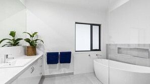 Shower, free toiletries - Alto Vista - Tree & Ocean Views (Lorne)