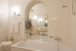 Combined shower/bathtub, hair dryer, bidet, towels