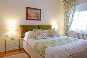 2 habitaciones, tabla de planchar con plancha y cuna de viaje 