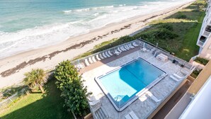Vista della piscina, spiaggia e oceano.