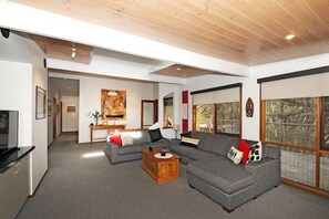 Flat-screen TV, DVD player - This lovely, well presented home has character and plenty of charm. It is... (Rye)