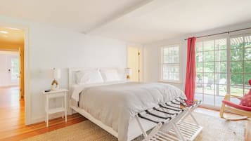 6 bedrooms, desk, iron/ironing board, free WiFi