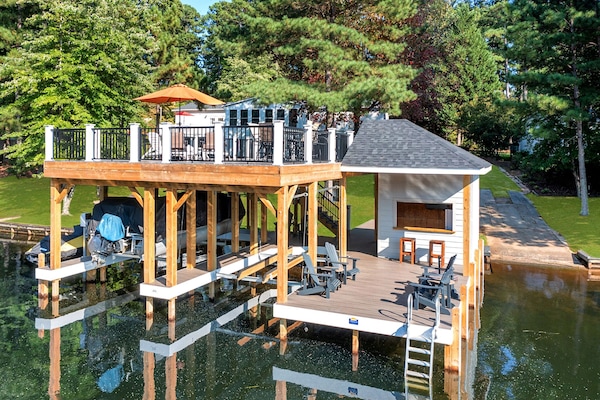 Brand new dock, with plenty of seats for eating or suntanning.