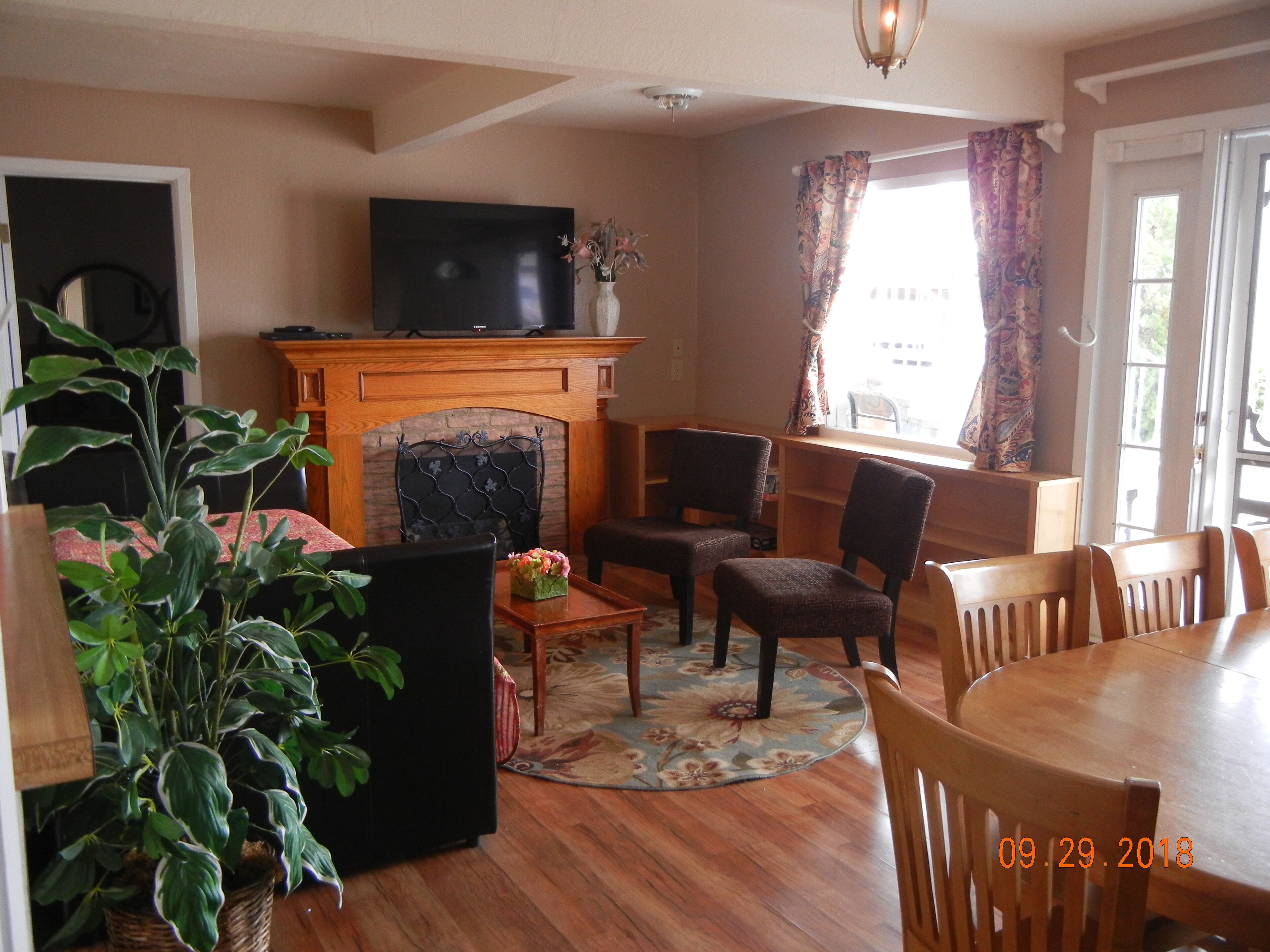 The Cabana is perfect for large group. One of 3 units. Great view of lake!