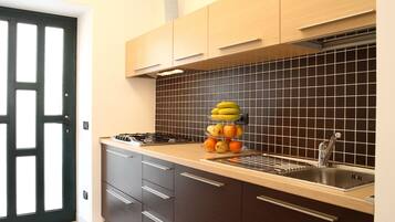 Kühlschrank, Mikrowelle, Ofen, Herdplatte