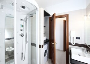 Ducha, bañera de hidromasaje, secador de pelo, bidet