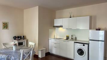 Frigorifero, microonde, piano cottura, macchina per tè/caffè