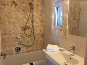 Combined shower/bathtub, hair dryer, towels - Villa Trulli Perla della Luce, Pool, AC, Privacy in olive grooves, Ceglie 2,5 km (Ceglie Messapica)