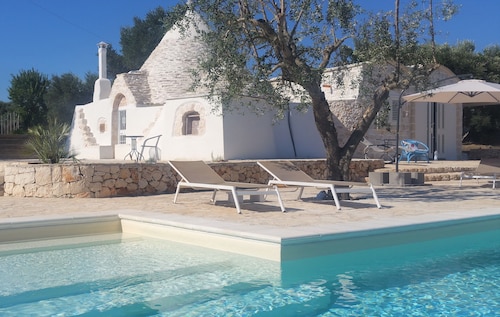Villa Trulli Perla della Luce, Pool, AC, Privacy in olive grooves, Ceglie 2,5 km