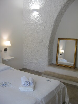 Standard Triple Room | 1 bedroom, minibar, individually decorated, individually furnished - B&B Gli Archi Country Home (Giurdignano)