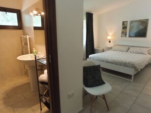 Standard Triple Room | 1 bedroom, minibar, individually decorated, individually furnished - B&B Gli Archi Country Home (Giurdignano)