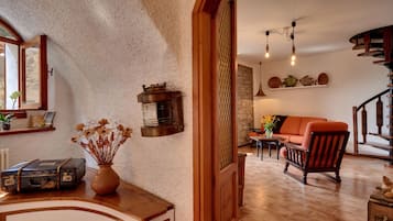 TV, caminetto, libri