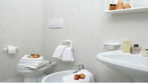 Baignoire, sĂšche-cheveux, bidet, serviettes fournies