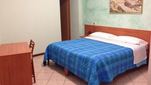 Une chambre à coucher avec un lit, un bureau et une chaise.