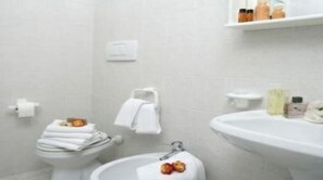 Vasca, asciugacapelli, bidet, asciugamani