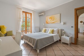 1 Schlafzimmer, Schreibtisch, Bügeleisen/Bügelbrett, Reisekinderbett