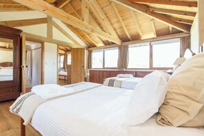 2 habitaciones, escritorio y tabla de planchar con plancha