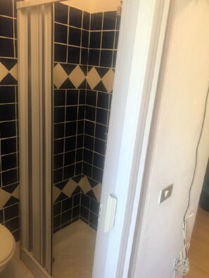 Dusche, Haartrockner, Bidet, Handtücher