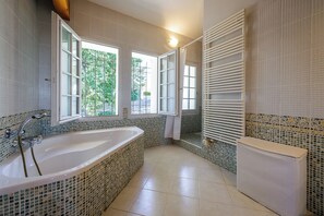 Bathtub, hair dryer - Rocaille, villa with private pool, views, privacy, comfort and service (Pujols)
