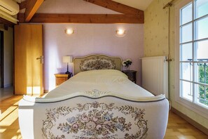 5 slaapkamers, een strijkplank/strijkijzer, wifi