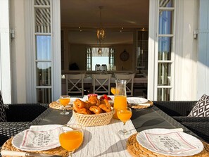 Outdoor dining - Rocaille, villa with private pool, views, privacy, comfort and service (Pujols)