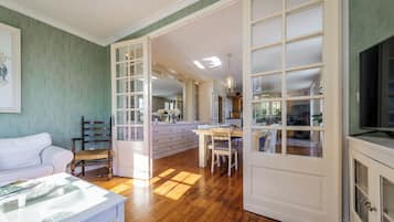 TV, fireplace, DVD player, table tennis