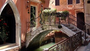 Un puente de piedra sobre un canal en un pueblo histórico europeo.