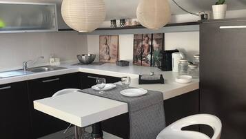 KĂŒhlschrank, Ofen, Herdplatte, GeschirrspĂŒler