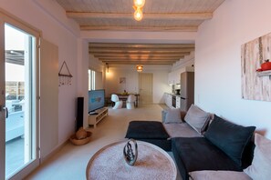 Televisie, een dvd-speler en een stereo