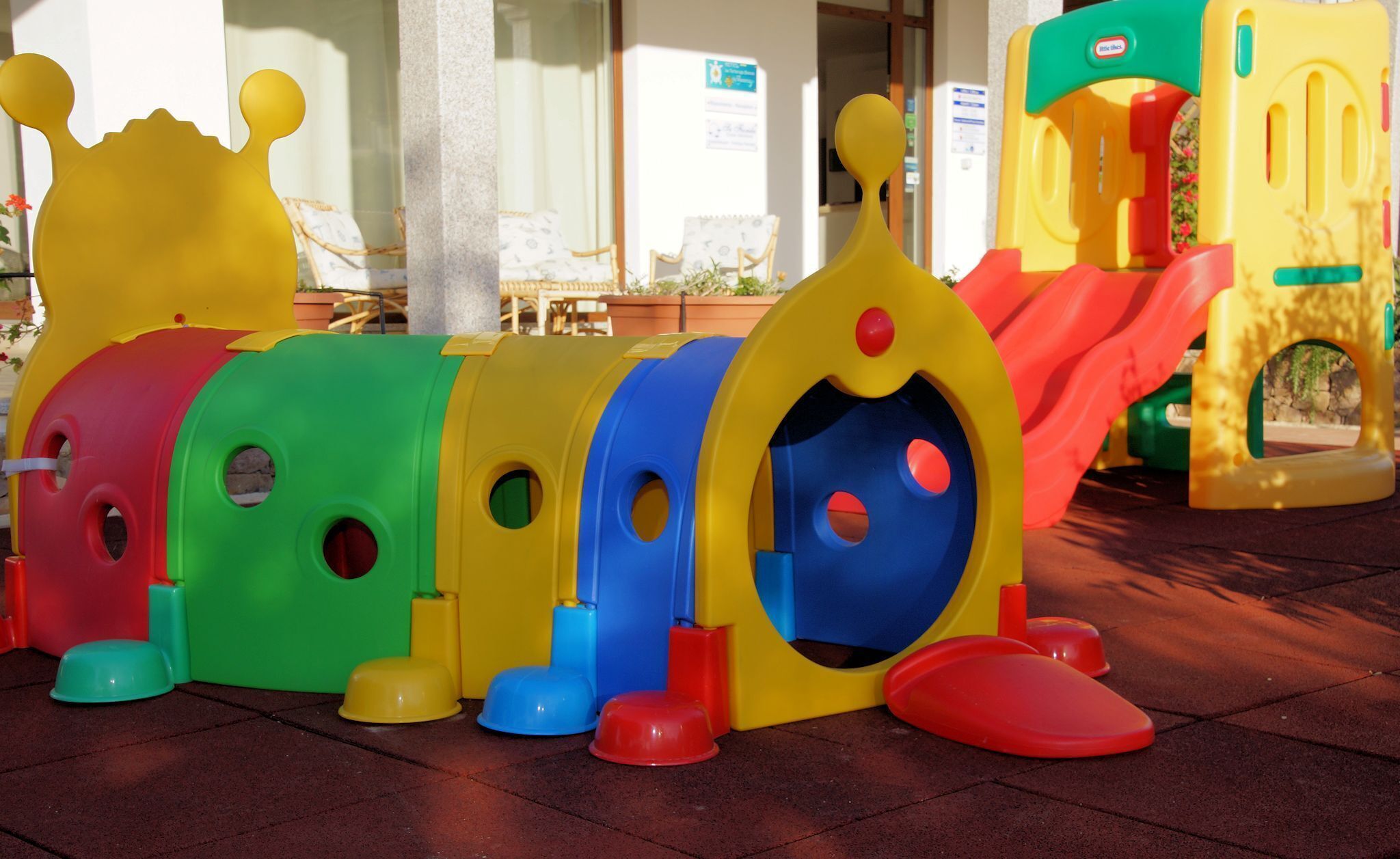 Une structure de jeu colorée, dotée d’un toboggan et d’éléments d’escalade.