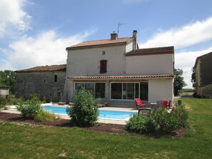 A two-story house with a swimming pool, a garden, and a red chair. - Grand Lieur Estate (Villeneuve-sur-Vère)