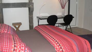 2 slaapkamers, een strijkplank/strijkijzer, internet, beddengoed