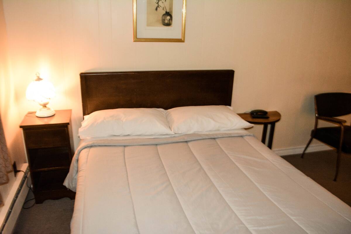 Standardzimmer, 1 Doppelbett, Nichtraucher, Blick auf den Innenhof | 1 Schlafzimmer, individuell dekoriert, individuell eingerichtet