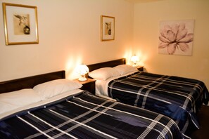 Deluxe-Zimmer, 2 Doppelbetten, Nichtraucher, Blick auf den Innenhof | 1 Schlafzimmer, individuell dekoriert, individuell eingerichtet