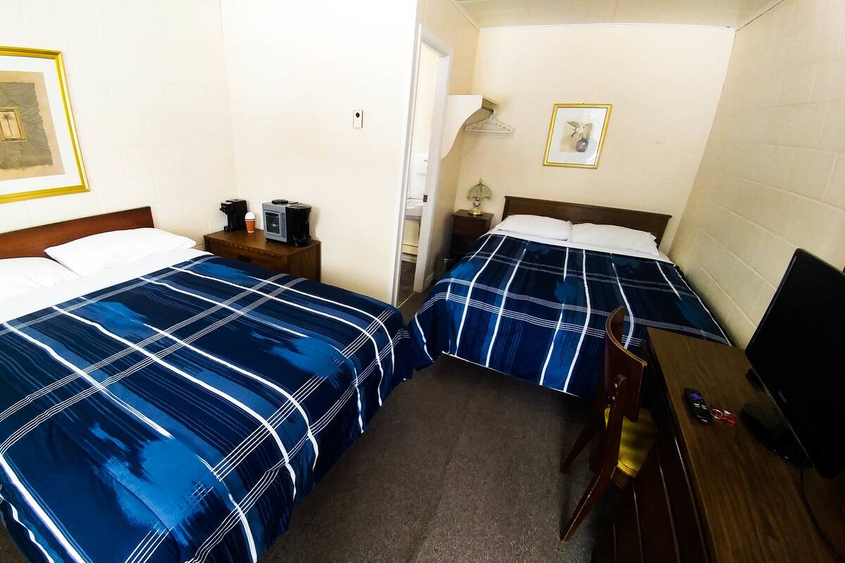 Standardzimmer, 2 Doppelbetten, Nichtraucher, Blick auf den Innenhof | 1 Schlafzimmer, individuell dekoriert, individuell eingerichtet