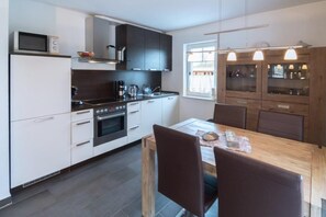 Kühlschrank, Mikrowelle, Ofen, Geschirrspüler