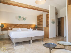 3 bedrooms, iron/ironing board, WiFi, bed sheets - Grand Mazet garden level, 3 parental suites shared swimming pool - Vallée des Baux (Paradou)