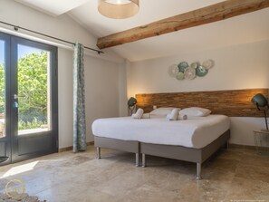 3 chambres, fer et planche à repasser, Wi-Fi, draps fournis