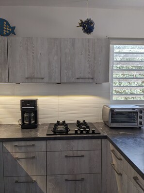 Jääkaappi, mikroaaltouuni, liesi, astianpesukone