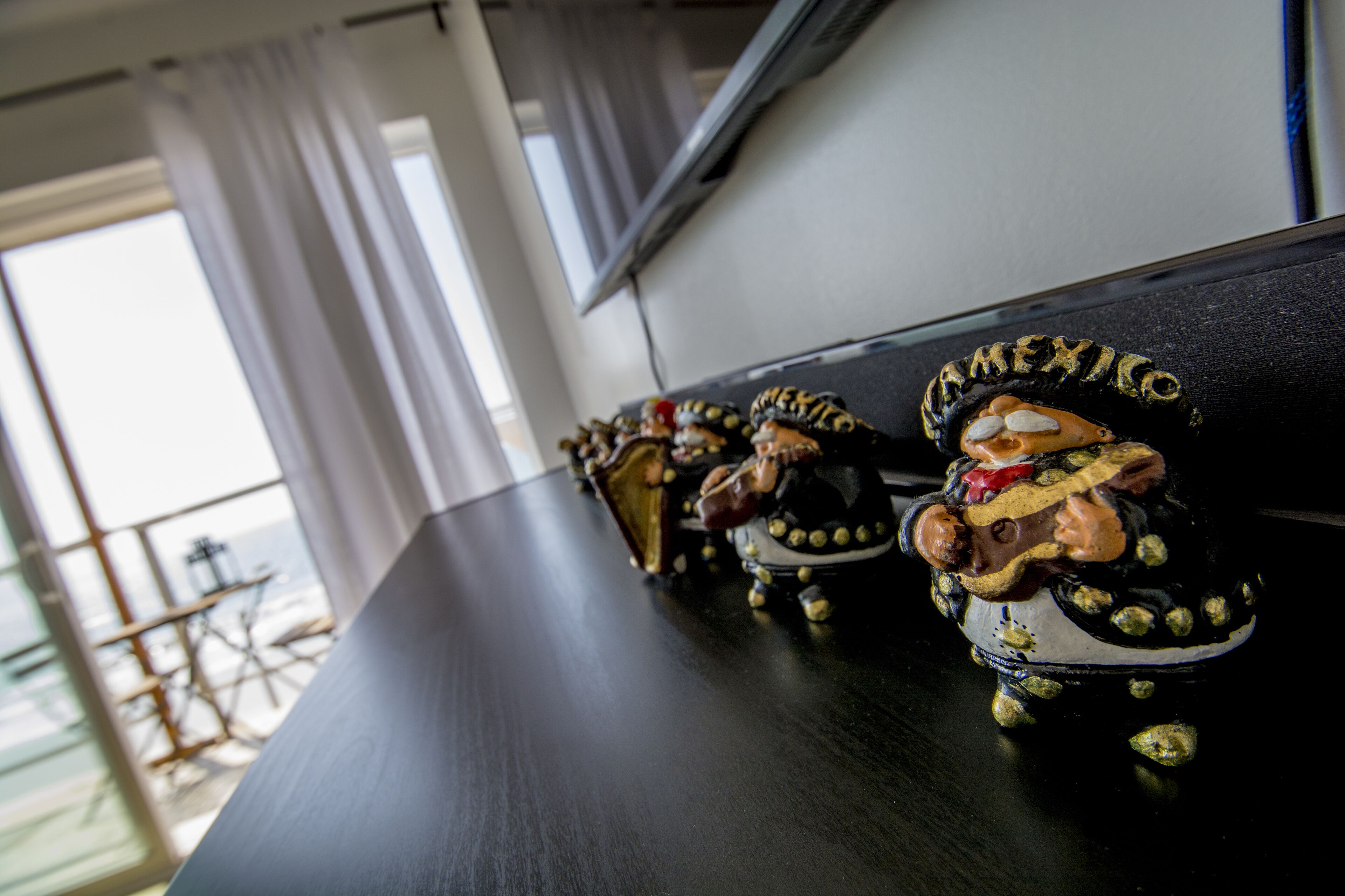 Eine Reihe von Sombreros mit dem Schriftzug 'MEXICO', platziert auf einem Tisch.