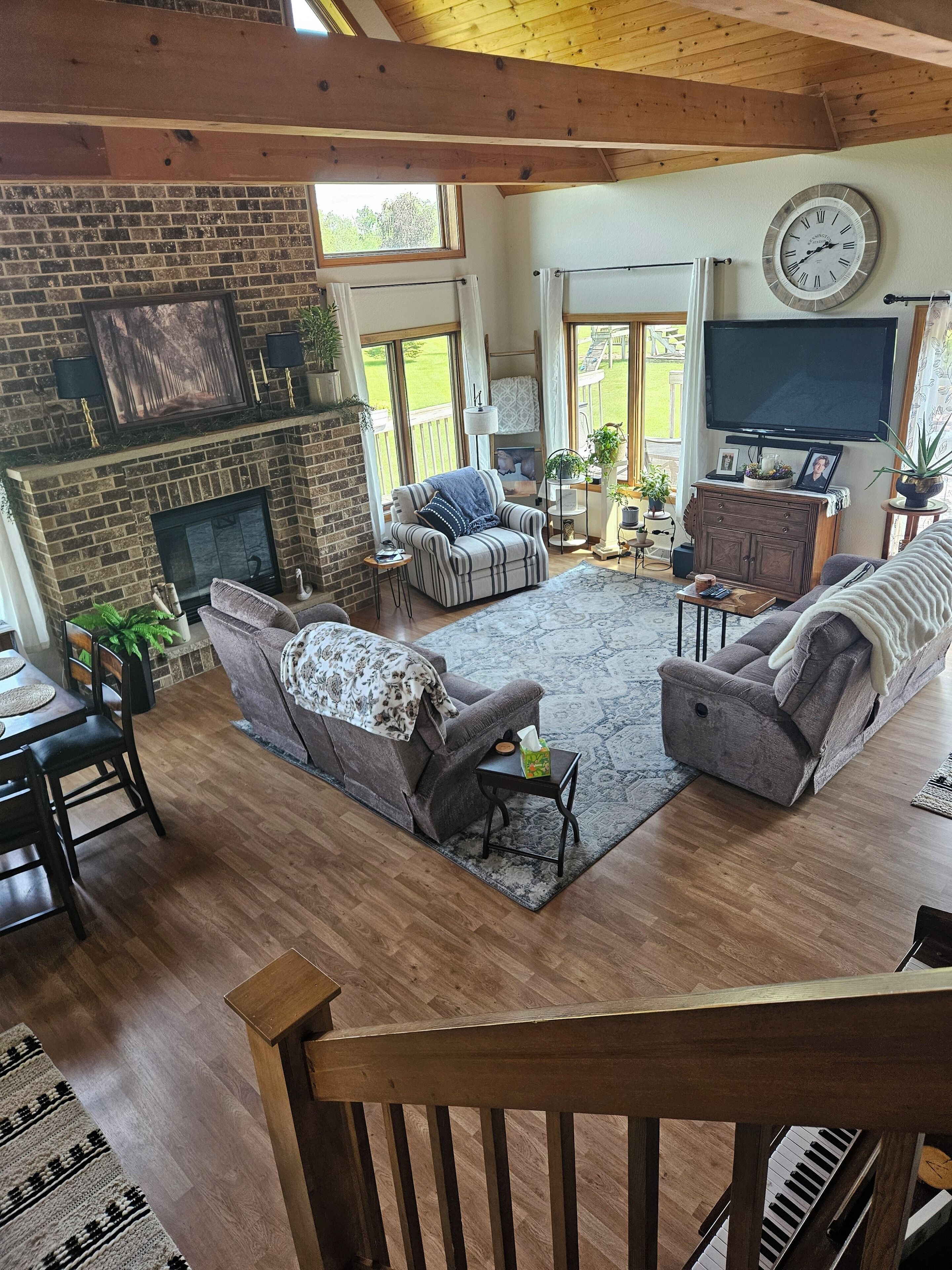 Een televisie, een open haard, videogames en een dvd-speler