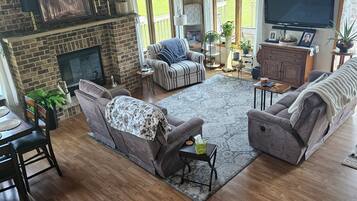 Een televisie, een open haard, videogames en een dvd-speler