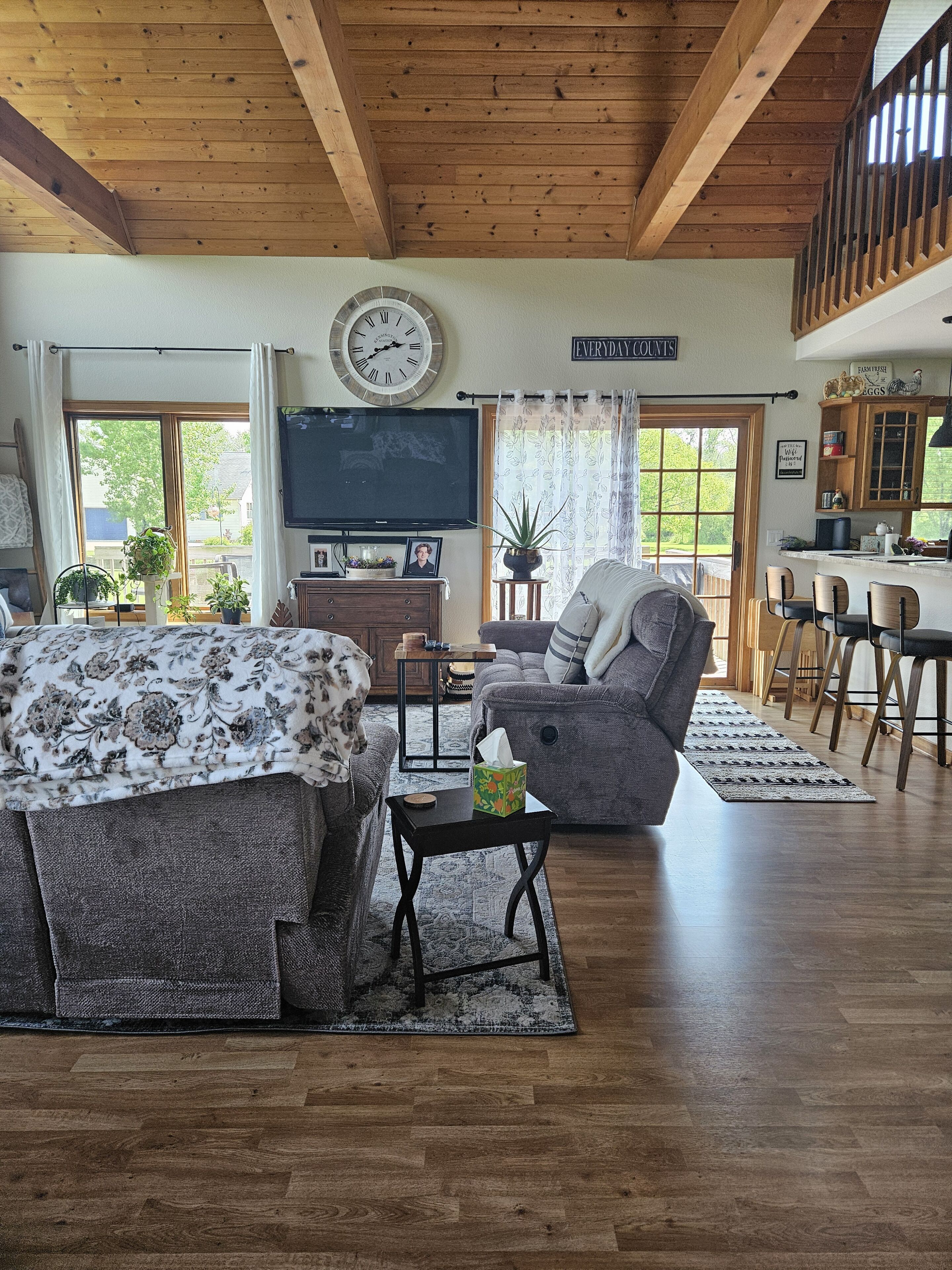 Een televisie, een open haard, videogames en een dvd-speler